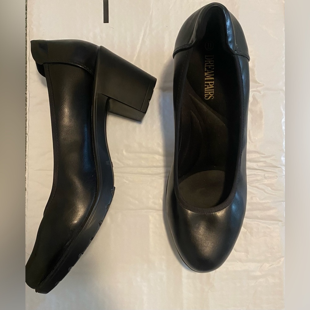 Non slip black pumps